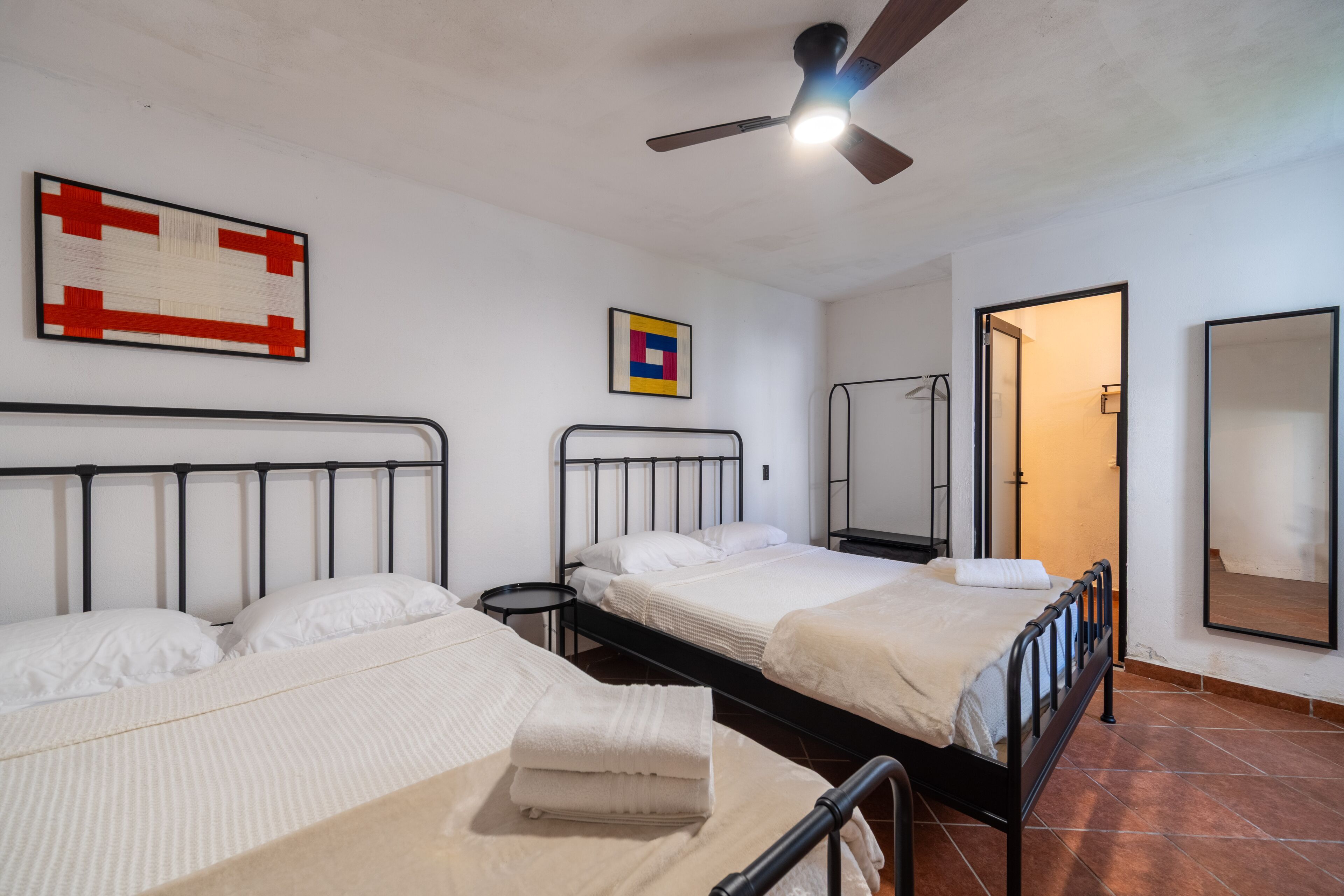 Strygejern/strygebræt, internetforbindelse, sengetøj