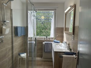 Shower, hair dryer, towels, soap - Hechingen: Apartment AlbGlück 2 | 90sqm I 3 bedrooms | 1-7 pers. | Hohenzollern Castle (Hechingen)