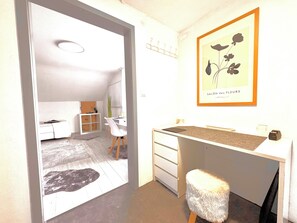 Coffres-forts dans les chambres, bureau, fer et planche à repasser