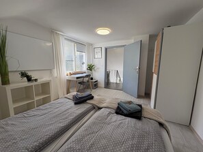 3 Schlafzimmer, Zimmersafe, Schreibtisch, Bügeleisen/Bügelbrett