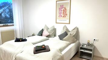 セーフティボックス (室内)、デスク、アイロン / アイロン台、WiFi (無料)