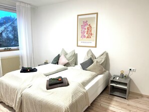 セーフティボックス (室内)、デスク、アイロン / アイロン台、WiFi (無料)