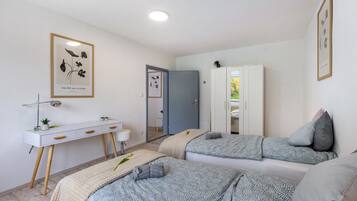 セーフティボックス (室内)、デスク、アイロン / アイロン台、WiFi (無料)