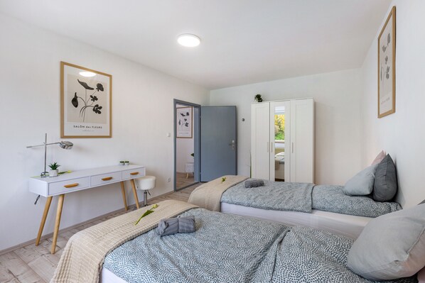 セーフティボックス (室内)、デスク、アイロン / アイロン台、WiFi (無料)