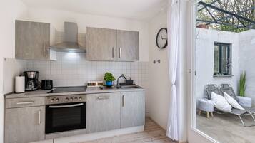 Kühlschrank, Mikrowelle, Ofen, Herdplatte