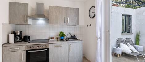 Køleskab, mikrobølgeovn, ovn, kogeplade