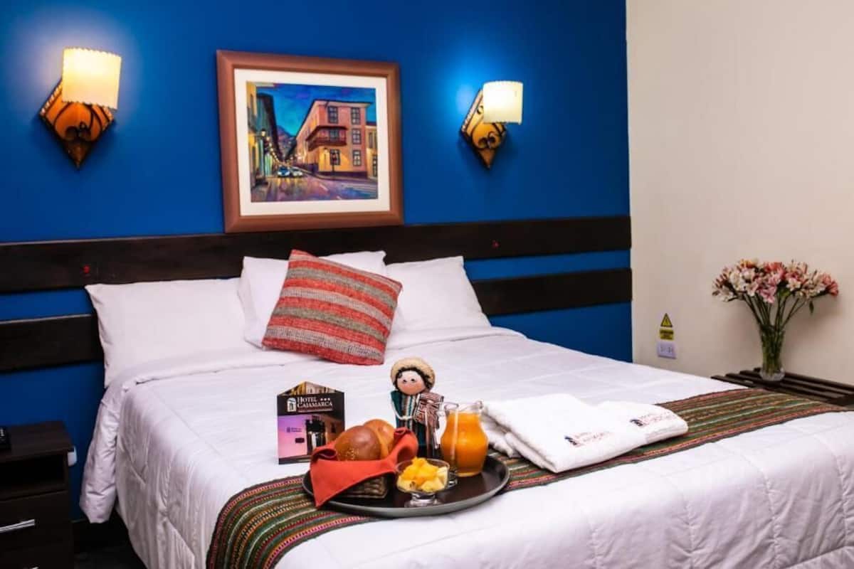 Escritorio y espacio para trabajar con laptop