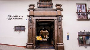 L'ingresso dell'Hotel Cajamarca, con una targa, un arco e un piccolo balcone.