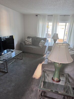 TV - Delightful 3-bedroom apartment in Oakland (Oakland)