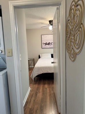 2 slaapkamers, een bureau, een strijkplank/strijkijzer, wifi