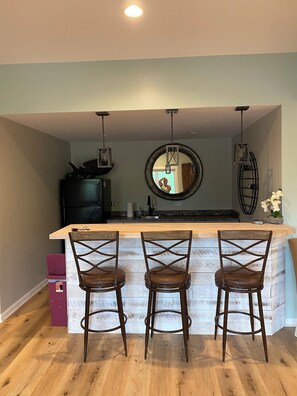 Interior - Hilltop Gem: Waterfront, non smoking, pet friendly home nestled in a quite cove (Goodview)