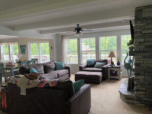 TV connectée, lecteur de DVD, baby-foot, livres