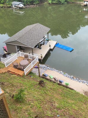 Property grounds - Hilltop Gem: Waterfront, non smoking, pet friendly home nestled in a quite cove (Goodview)