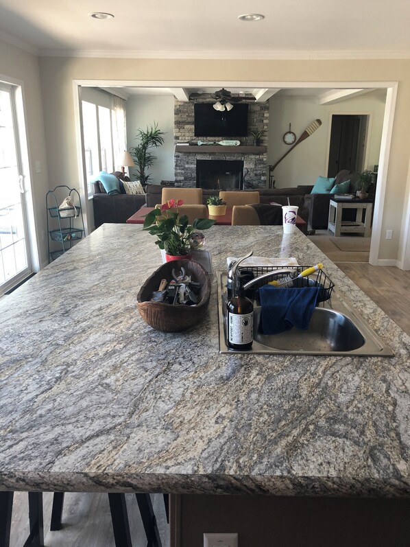 Interior - Hilltop Gem: Waterfront, non smoking, pet friendly home nestled in a quite cove (Goodview)