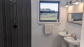 Douche, serviettes fournies, savon, papier toilette