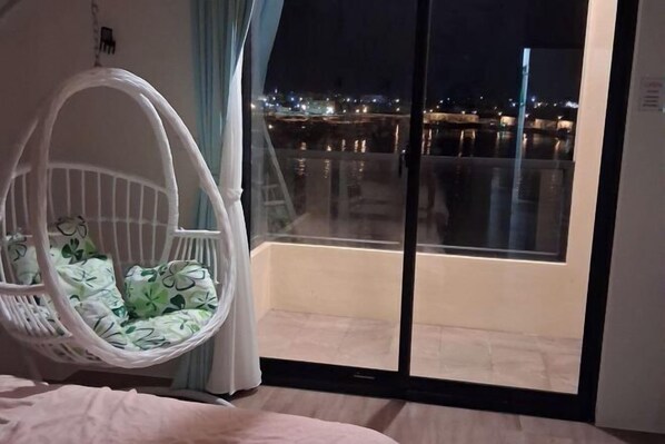 A balcony with a view of a cityscape at night. - Su Ye Mu Mu (Penghu)