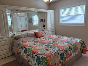 2 bedrooms, Internet, bed sheets - Sunny Canal front Escape on peaceful Big Pine Key (Big Pine Key)