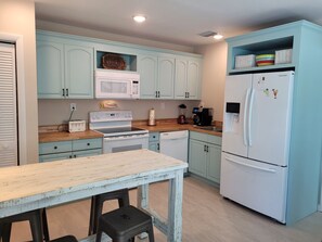 Fridge, microwave, stovetop, dishwasher - Sunny Canal front Escape on peaceful Big Pine Key (Big Pine Key)