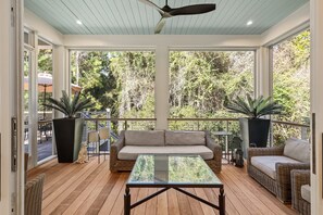Smart TV, fireplace, books - Stunning 3BR/4 BA Home! Great Seabrook Village Location! Neighborhood Pool! (Seabrook Island)