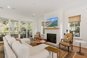 Smart TV, fireplace, books - Stunning 3BR/4 BA Home! Great Seabrook Village Location! Neighborhood Pool! (Seabrook Island)