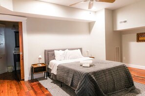 2 bedrooms, desk, iron/ironing board, WiFi - The Vault on Front Street | Historic Luxury Loft (Wilmington)