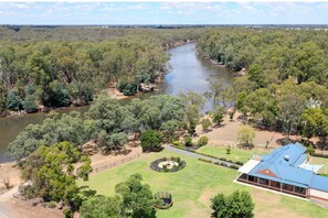 المنشأة من الخارج