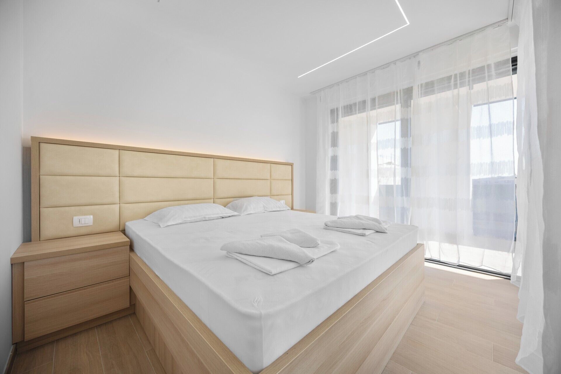 9 dormitorios, sistema de insonorización, Internet y ropa de cama
