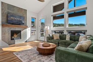 Smart TV, fireplace, video games, video library - Mountain Chalet 50 I Private Hot Tub I Great Views I Car Charger I Discounted Attractions (Winter Park)