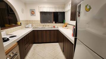 Microwave, coffee/tea maker, electric kettle, toaster