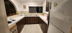 Microwave, coffee/tea maker, electric kettle, toaster