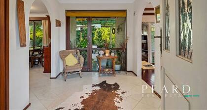 Spacious Home, close to beach and shopping 🛍️🛒