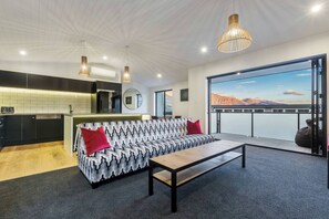 Smart TV, fireplace, stereo - Mountain Views On Queenstown Hill With Hot Tub! (Queenstown)