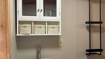 SĂšche-cheveux, serviettes fournies, savon, papier toilette