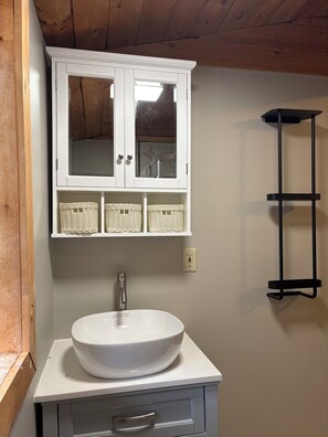 Sèche-cheveux, serviettes fournies, savon, papier toilette