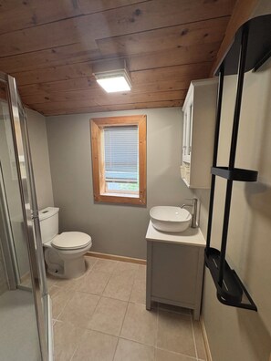 Sèche-cheveux, serviettes fournies, savon, papier toilette