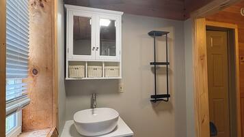 SĂšche-cheveux, serviettes fournies, savon, papier toilette