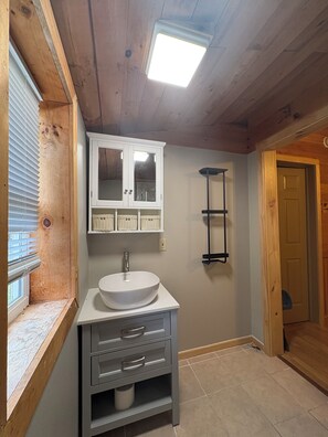 Sèche-cheveux, serviettes fournies, savon, papier toilette