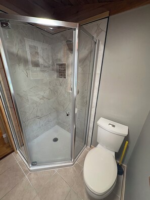 Sèche-cheveux, serviettes fournies, savon, papier toilette