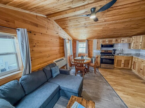 Pine & Paddle Cottage- Newly renovated!
