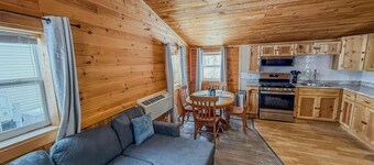 Pine & Paddle Cottage- Newly renovated!