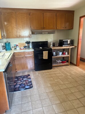Fridge, microwave, oven, dishwasher - Re-modeled 3-bedroom house in Athens City, central AC/Heat, FREE Wi-Fi, Parking (Athens)