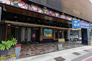 A hotel entrance with a tiled floor, a large window, and a signboard. - I Hi Sanduo hotel (Kaohsiung)