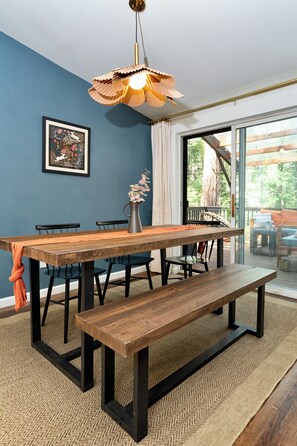 Dining - Secluded Modern Creekside Getaway (Mariposa)