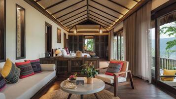 Bauhinia Twin Mountain Suite | Free minibar, in-room safe, desk, blackout curtains