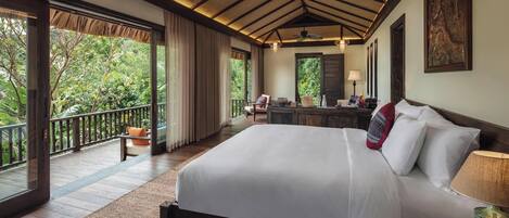 Junior tweepersoonskamer, voor 1 persoon, 1 kingsize bed, uitzicht op bergen | Een gratis minibar, een kluis op de kamer, een bureau