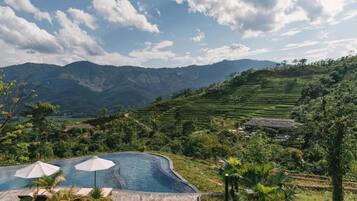 15 piscinas al aire libre, sombrillas, tumbonas