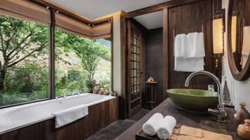 Bañera y ducha independientes, secador de pelo, zapatillas y toallas