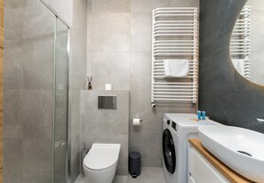 Een douche, een haardroger, handdoeken