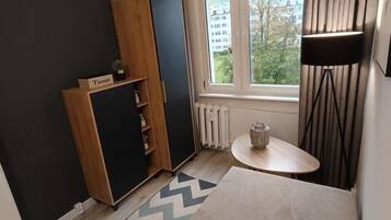 Tabla de planchar con plancha, wifi y ropa de cama