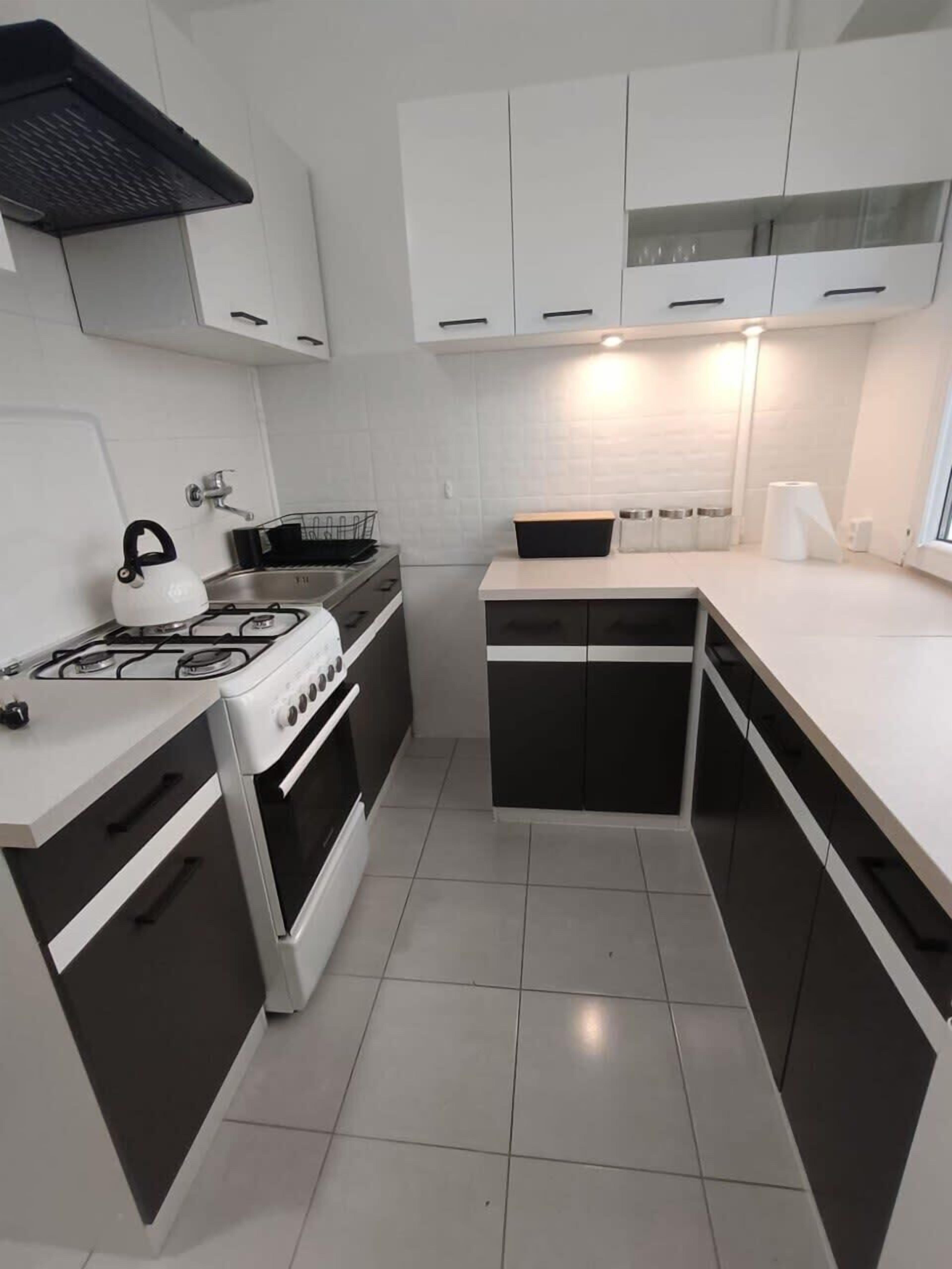 Fridge, oven, stovetop, coffee/tea maker